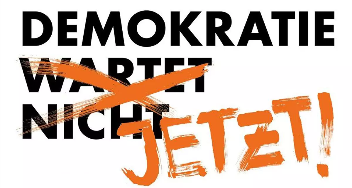 Plakat: Demokratie (wartet nicht: Wörter sind durchgestrichen) jetzt! Grafik: © Rotary Club Nürtingen-Kirchheim/Teck Plakat: Demokratie (wartet nicht: Wörter sind durchgestrichen) jetzt! Grafik: © Rotary Club Nürtingen-Kirchheim/Teck
