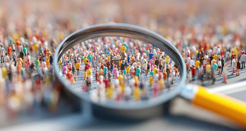 Nach der Wahl. Symbolbild: Menschenmenge wird mit Lupe analysiert. Foto: Adobe Stock | Fathimah, KI-Generiert Nach der Wahl. Symbolbild: Menschenmenge wird mit Lupe analysiert. Foto: Adobe Stock | Fathimah, KI-Generiert