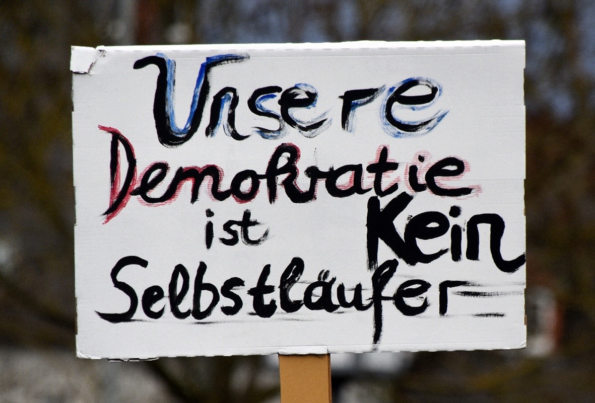 demokratie_schild / Quelle: demokratie_schild_kein-selbstlaeufer_AdobeStock_734282663 demokratie_schild